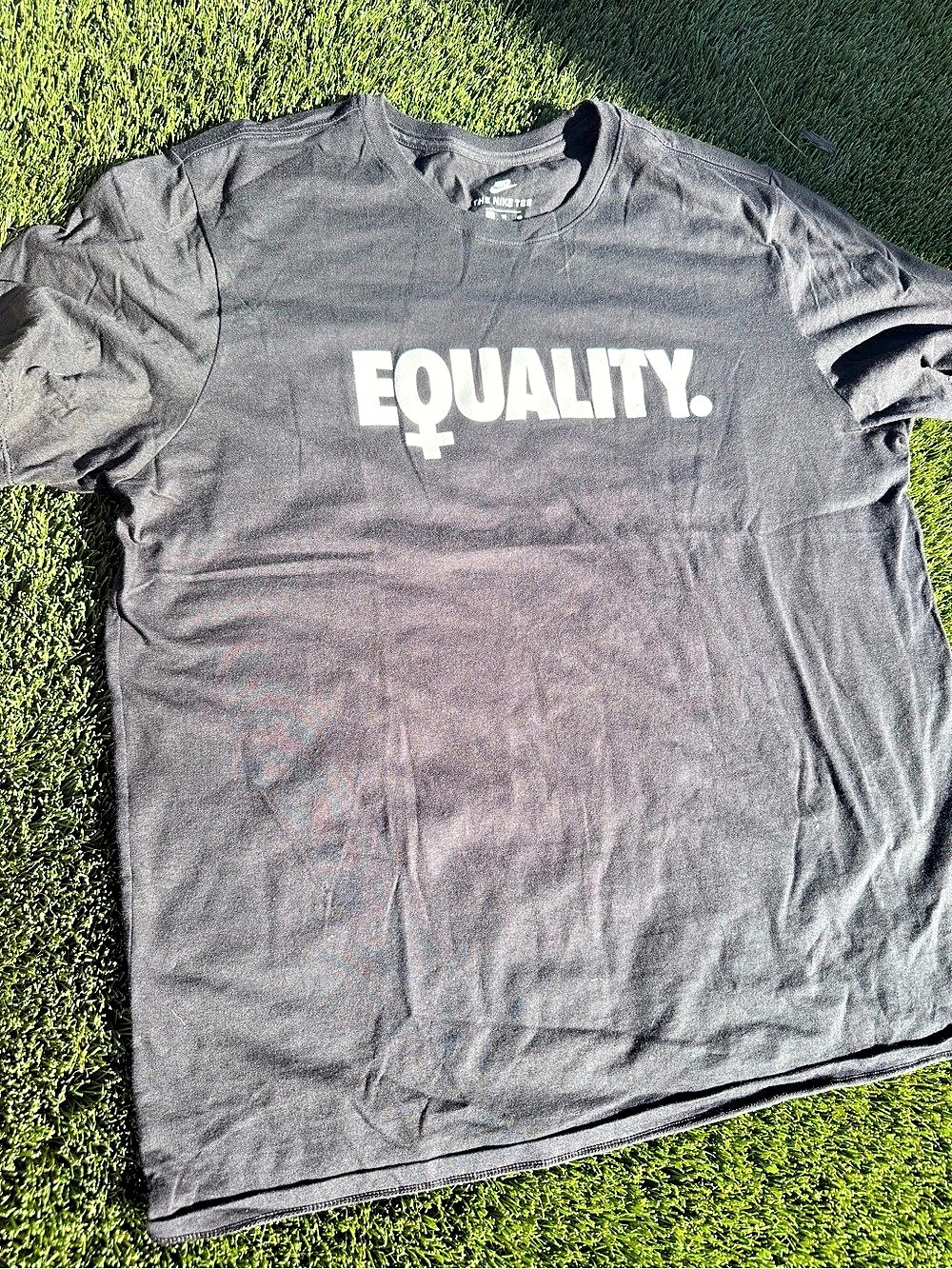 Nike The Nike Tee Graphic Tee Size Medium